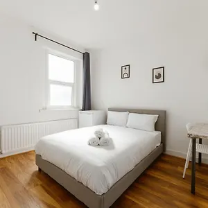 Leyton Comfy Double -50 Guest house